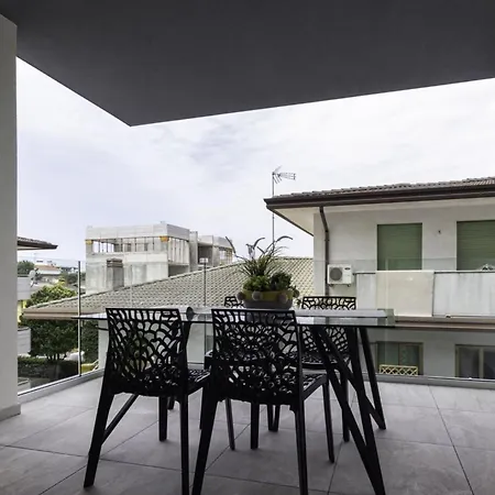 Modern With Terrace In דירה *