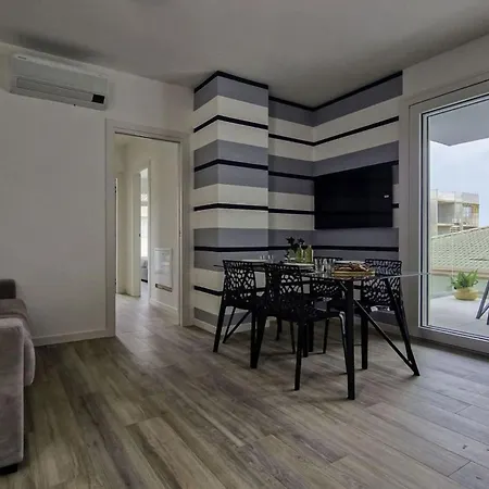 דירה Modern With Terrace In
