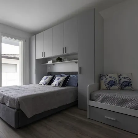 Modern With Terrace In דירה *